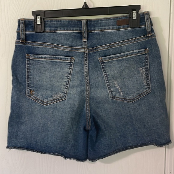 Kut from the Kloth NWOT Dark Wash Distressed Denim High Rise Shorts Size 8 - Picture 4 of 9